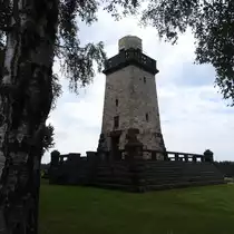 ALTENKIRCHEN/WESTERWALD-BISMARCKTURM
Ein Wahrzeichen der Westerw�lder Kreisstadt ist der 14 Meter hohe Turm mit Befeuerungsm�glichkeit auf
der Turmspitze(erfolgt immer am 2. Samstag im Juni),von dessen oberer Plattform man einen wunderbaren
Blick auf die Kreisstadt und Umgebung hat und hin�bersehen kann zum  BEULSKOPF  mit dem zweiten und
wesentlich h�heren  RAIFFEISEN-AUSSICHTSTURM -hier am 15.8.2017...
