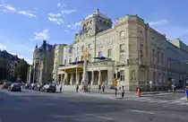Das K�nigliche Dramatische Theater (schwedisch Kungliga Dramatiska Teatern, in der gel�ufigeren Bezeichnung Dramaten) ist das schwedische Nationaltheater in Stockholm. Auf den acht B�hnen des Hauses werden j�hrlich um die tausend Auff�hrungen gegeben.
Aufnahme: 26. Juli 2017.