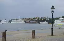 Blick auf das Viertel S�dermalm vom Skeppsbrokajen in Stockholm. Am Stadsg�rdshamnen sind gro�e Kreuzfahrtschiffe zu sehen. Aufnahme: 28. Juli 2017.