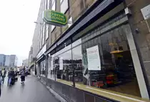 Eine Filiale des �Systembolaget� an der Klarabergsgatan in Stockholm. �Systembolaget� ist ein staatliches Unternehmen in Schweden, das ein Monopol auf den Einzelhandel von Getr�nken mit einem Alkoholgehalt von mehr als 3,5 Volumenprozent hat. Das Unternehmen dient als Instrument der staatlichen Alkoholpolitik und verfolgt das Ziel, den Alkoholkonsum in Schweden einzud�mmen. Die Grundidee f�r die Einf�hrung war, dass sich ein Unternehmen ohne Gewinninteresse leichter verschiedener Kontrollinstrumente, wie z. B. der Rationierung, bedienen kann.

Aufnahme: 29. Juli 2017.