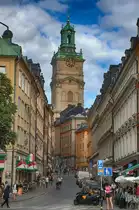 Die Stra�e Hornsgatan in Stockholm mit der Maria Magdalena Kyrka im Hintergrund. Aufnahme: 28. Juli 2017.