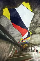 Ist das eine Einkaufspassage oder ein begehbares Kunstwerk? – die Station Kungstr�dg�rden erinnert an die Kunst von M�ro. Und ist doch original Stockholmer Untergrundkunst.
Aufnahme: 28. Juli 2017.