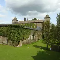SCHLOSS/BURG SCHNELLENBERG  �BER ATTENDORN
1222 als Schutzburg des K�lner Erzbischofs gegr�ndet,ragt Burg Schnellenberg mit m�chtigen Mauern hoch
�ber den Sauerland-H�geln bei ATTENDORN und z�hlt zu den gr��ten erhaltenen Burganlagen
Westfalens- am 21.8.2017...