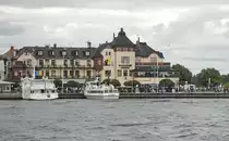 Waxholms Hotell. Vaxholm liegt auf Vax�n, einer Insel im Stockholmer Sch�rengarten, und ist ein beliebtes Ausflugsziel der Stockholmer, da sich hier die meisten F�hrlinien des Stockholmer Sch�rengebietes kreuzen.
Aufnahme: 26. Juli 2017.