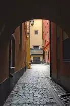 Altstadtgasse in Stockholm. Was heute als Gamla stan bezeichnet wird, war �ber viele Jahrhunderte das eigentliche Stockholm. 
Aufnahme: 25. Juli 2017.