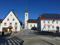K�nigsheim, Pfarrkirche St. Agatha von 1837 und Rathaus (31.12.2016)