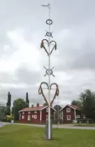 Ein Mittsommerbaum (Maistange) in Yttermo s�dlich von Leksand (Dalarna/Schweden). Am Mittsommerabend wird hier ein geschm�ckter Baumstamm aufgerichtet, der Mittsommerstange (midsommarst�ng) oder Maistange (majst�ng) genannt wird. Maj hat hier nichts mit dem Monat Mai zu tun, sondern geht auf das altert�mliche Verb Mama (�mit Blumen schm�cken�) zur�ck. 
Aufnahme: 25. Juli 2017.