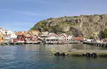 Fj�llbacka geh�rt zu den touristisch bekannten Orten an der schwedischen Westk�ste, denn die steilen W�nde des Vetteberg ragen fast senkrecht unmittelbar hinter den letzten H�usern auf. Aufnahme: 1. August 2017.