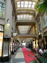 Leipzig:  M�dler Passage  im geschichtstr�chtigen Zentrum von Leipzig, hier befinden sich neben dem ber�hmten Restaurant  Auerbachs Keller  etwa 40 Gesch�fte und B�ros mit vielseitigem Angebot. Hier das Erdgeschoss mit Blick in Richtung Grimmaische Stra�e am 20.07.2017 