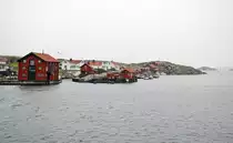 Gullholmen von der F�hre �Tuvesvik-K�ring�n� aus gesehen. Gullholmen ist ein typisches Fischerdorf an der Bohusl�ner Sch�renk�ste n�rdlich von G�teborg. Aufnahme: 3. August 2017.