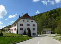 Bellelay, das Hotel de L'ours, gegen�ber vom Kloster, Mai 2017