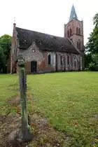 Die evangelische Heilig-Kreuz-Kirche ist eine im 14. Jahrhundert erbaute gotische Hallenkirche. (Kemnitz, September 2013)