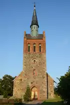 Die abendliche Sonne scheint auf die Evangelische Dorfkirche in V�lschow (August 2013)