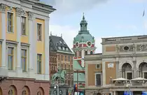 Sct. Jacobs Kirche und das Viertel am Kungstr�dg�rden in Stockholm von der Br�cke Skeppsbron aus gesehen. Aufnahme: 28. Juli 2017.