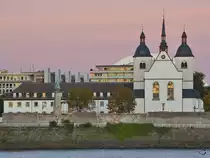 Die in abendlichen Herbstlicht eingeh�llte Kirche Alt St. Heribert in K�ln (Oktober 2011)