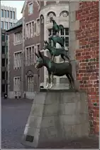 Bremen. In den Abendstunden, wenn die Tagestouristen die Stadt wieder verlassen haben, sind die Bremer Stadtmusikanten auch ohne f�r Fotos posierende Menschen zu betrachten. 23.08.2017