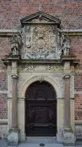Ein Eingangsportal am Wasserschloss Frederiksborg in Hiller�d (Mai 2012)
