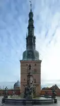 Die Vorburg des Wasserschlosses Frederiksborg mit dem Neptunbrunnen vor dem Fangturm in Hiller�d (Mai 2012) 
