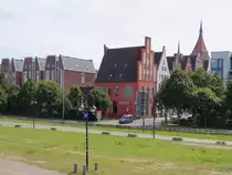 ZUR KOGGE, - Rostocks �lteste maritime Gastst�tte, gesehen am 30. August 2017 vom Schiff auf dem Unterwarnow (erstreckt sich von der Rostocker Altstadt bis Warnem�nde).