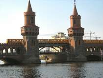 Blick auf die Oberbaumbr�cke �ber die Spree, Berlin Herbst 2007