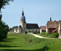Niederentzen, Blick entlang des Ill-Hochwasserschutzdammes zur Kirche St.Agathe, Aug.2017
