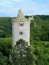 Die Burg Saaleck auf der S�droute der Stra�e der Romanik in Sachsen-Anhalt. Der Ostturm diente urspr�nglich als unbewohnter Wehrturm. Heute k�nnen hier wechselnde Ausstellungen besucht werden. Das Foto vom 11.07.2017 zeigt im Hintergrund die Rudelsurg.