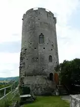 Die Burg Saaleck auf der S�droute der Stra�e der Romanik in Sachsen-Anhalt. Der Westturm war urspr�nglich der Wohnturm der Anlage, welche aus der ersten H�lfte des 12. Jahrhunderts stammt. Erhalten sind eine Abortanlage und ein Kaminrest. Die Aussichtsplattform bietet einen herrlichen Blick auf das Saaletal und die Rudelsburg. (11.07.2017)