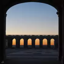 Blick durch den Besuchereingang auf den Ehrenhof des K�niglichen Palastes. (Madrid, Dezember 2010)