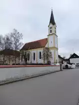 Mengkofen, Pfarrkirche Mari� Verk�ndigung, Saalbau mit Westturm und eingezogenem Chor, erbaut 1717 (26.12.2016)
