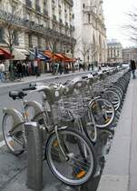Ein Foto f�r Thomas: Auch Paris hat in der Zwischenzeit den Vorteil f�r Fahrr�der entdeckt. 
Entgegen einem Augenschein bei dieser Mietstation bei der Cit�,  sind diese beliebten Mietfahrr�der sehr gefragt. Einheimische und Touristen fahren mit den R�dern kreuz und quer durch Paris.
(20.01.2008) 
