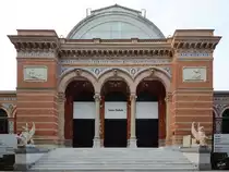 Der Vel�zquez-Palast befindet sich im Madrider Retiro-Park. (September 2011)