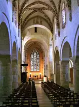 Romainm�tier, romanische Stiftskirche. Innenansicht in Richtung Osten und Chor - 18.07.2009