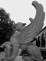 Ein gefl�gelter L�w als Torw�chter zum Vel�zquez-Palast im Madrider Retiro-Park. (September 2011)
