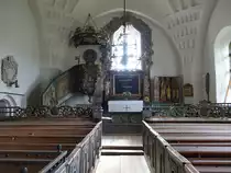 Tr�n�, Innenraum der Gamla Kyrka, Holzskulpturen von Haaken Gulleson, Altar 1737 von Gabriel Beutin (21.06.2017)