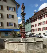 Delsberg, der Brunnen  Wilder Mann  ge�rt zu einer Reihe Figurenbrunnen in der Innenstadt, aufgestellt 1576, Mai 2017