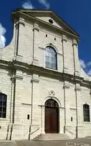 Delsberg, Westfassade und Haupteingang zur Kirche St.Marcel, erbaut 1762-67, dokumentiert den �bergang vom Barock zum Klassizismus, Mai 2017