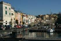 Blick �ber den Hafen in die Via Simone Schiano; 26.01.2008