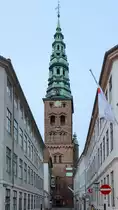 1795 brannte die St. Nikolaj Kirche vollst�ndig aus, wurde 1917 wier aufgebaut und beherbergt heute Ausstellungsr�ume f�r moderne Kunst. (Kopenhagen, Mai 2017)