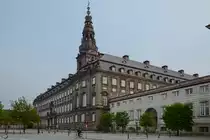 Das Schloss Christiansborg im Zentrum von Kopenhagen beherbergt die Spitzen der drei Staatsgewalten des K�nigreichs D�nemark. (Mai 2012)