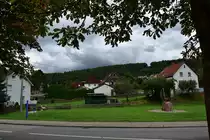 Blick nach Ost von einer Bank an der Hauptstra�e in Neckargerach, da wo sie sich mit der Neckarbr�cke verbindet wo es nach Guttenbach geht. 9.9.2017