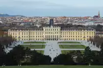 Blick auf das Schloss und Schlossgarten Sch�nbrunn in Wien. (November 2010)