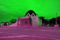 Durch ein paar Drehungen am Farbregler erscheint der Hofpavillon Hietzing in einer absolut surrealen Stimmung. (Wien, November 2010)