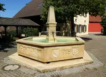 Gri�heim, der Brunnen am Rathausplatz, aufgestellt 1985, Sept.2017