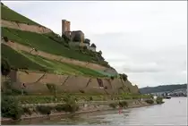R�desheim. Burg Ehrenfels wurde vermutlich um 1211 erbaut. Die Burgruine liegt gegen�ber von Bingen (rechts im Bild). Seit 2002 ist die Burg Ehrenfels Teil des UNESCO-Welterbes Oberes Mittelrheintal. 15.09.2017