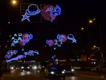 Bunte Lichter �ber der Avinguda del Paral�lel in Barcelona. (Dezember 2011)