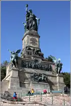 R�desheim am Rhein. Das monumentale Niederwalddenkmal oberhalb der Stadt wurde 1883 nach sechsj�hriger Bauzeit eingeweiht Die Stadt ist seit 2002 Teil des UNESCO-Weltkulturerbes Oberes Mittelrheintal. 15.09.2017