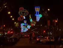 N�chtlicher Lichterschmuck auf der wohl prominentesten Flaniermeile Barcelonas La Rambla. (Dezember 2011)