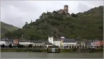 Kaub. Die mit ca. 860 Einwohnern kleinste Stadt in Rheinland-Pfalz wurde 983 erstmals urkundlich erw�hnt. Der Baubeginn der oberhalb gelegenen Burg Gutenfels wird auf das Jahr 1220 datiert. Kaub ist seit 2002 Teil des UNESCO-Weltkulturerbes Oberes Mittelrheintal. 15.09.2017