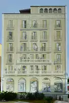 Eine k�nstlerisch gestaltete Seitenfassade an einem Haus in Barcelona. (Dezember 2011)