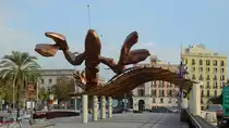 Die Hummerskulptur Gambrinus am alten Hafen von Barcelona. (Dezember 2011)